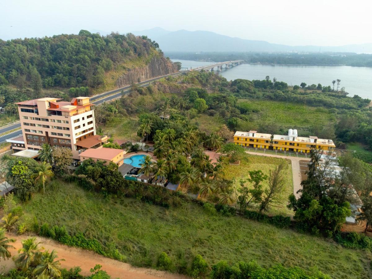 Sterling Karwar Hotel Kültér fotó