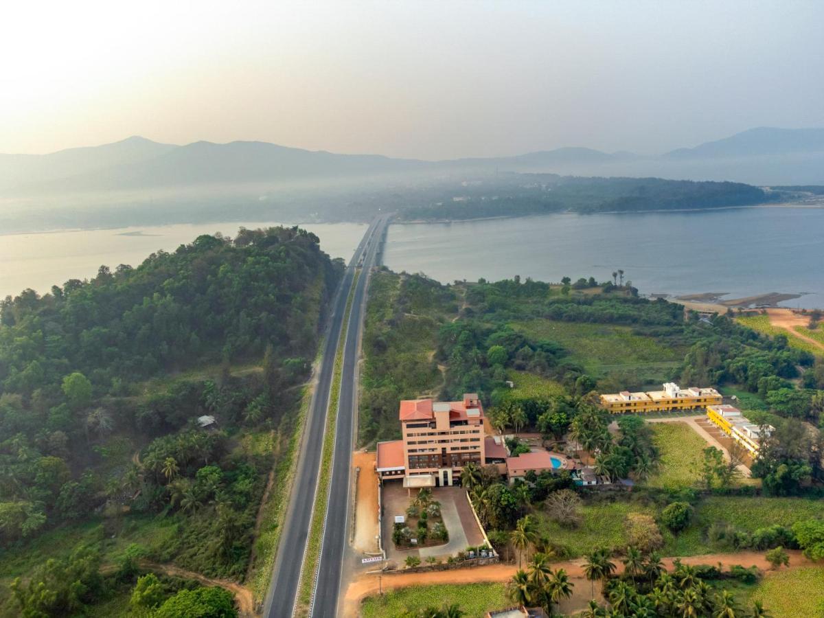 Sterling Karwar Hotel Kültér fotó