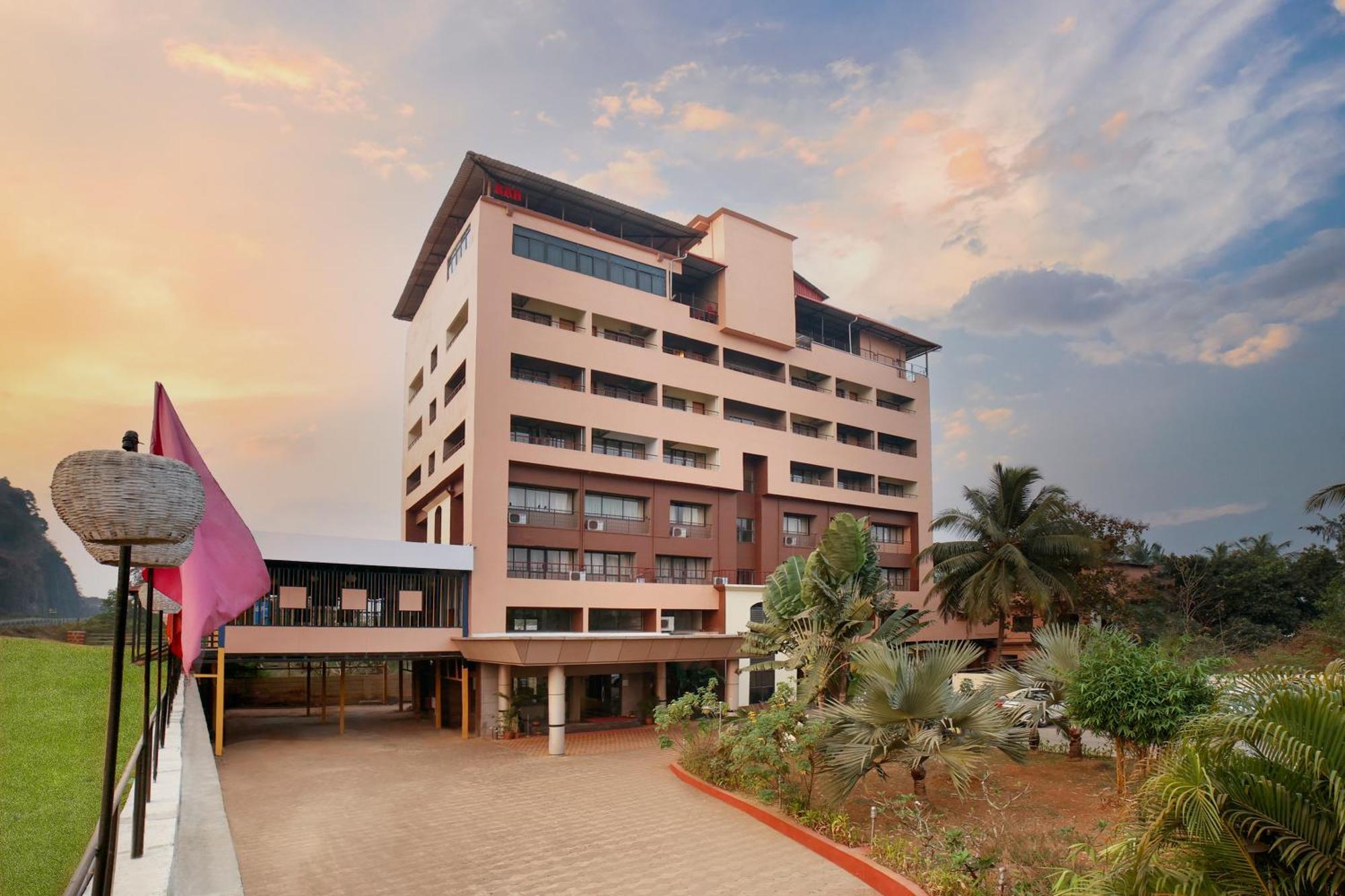 Sterling Karwar Hotel Kültér fotó