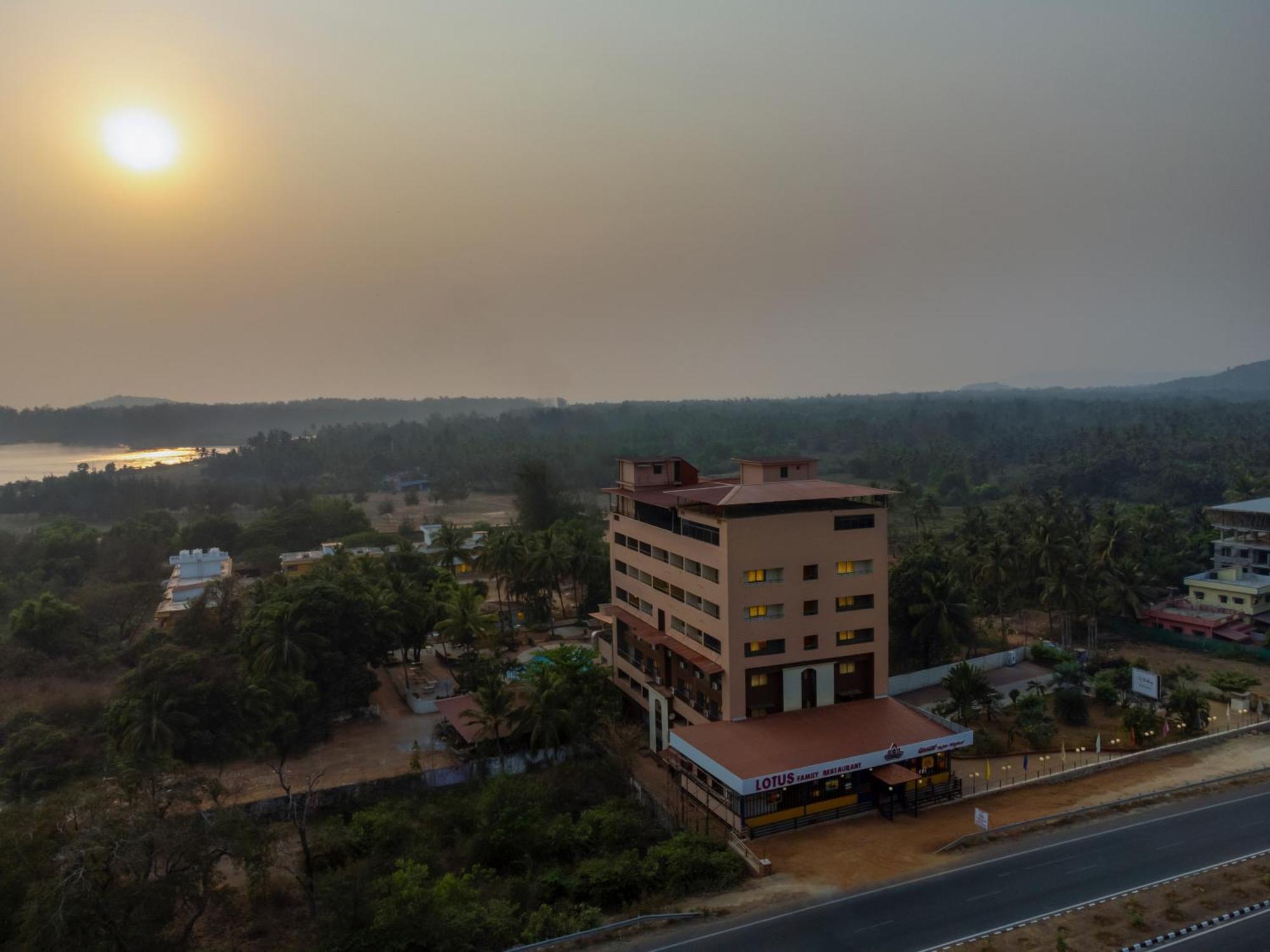 Sterling Karwar Hotel Kültér fotó