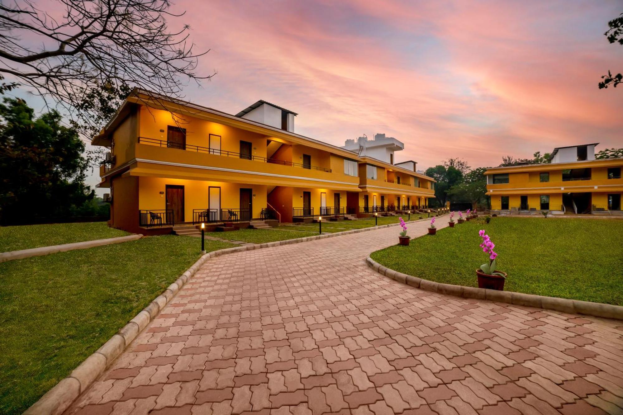 Sterling Karwar Hotel Kültér fotó